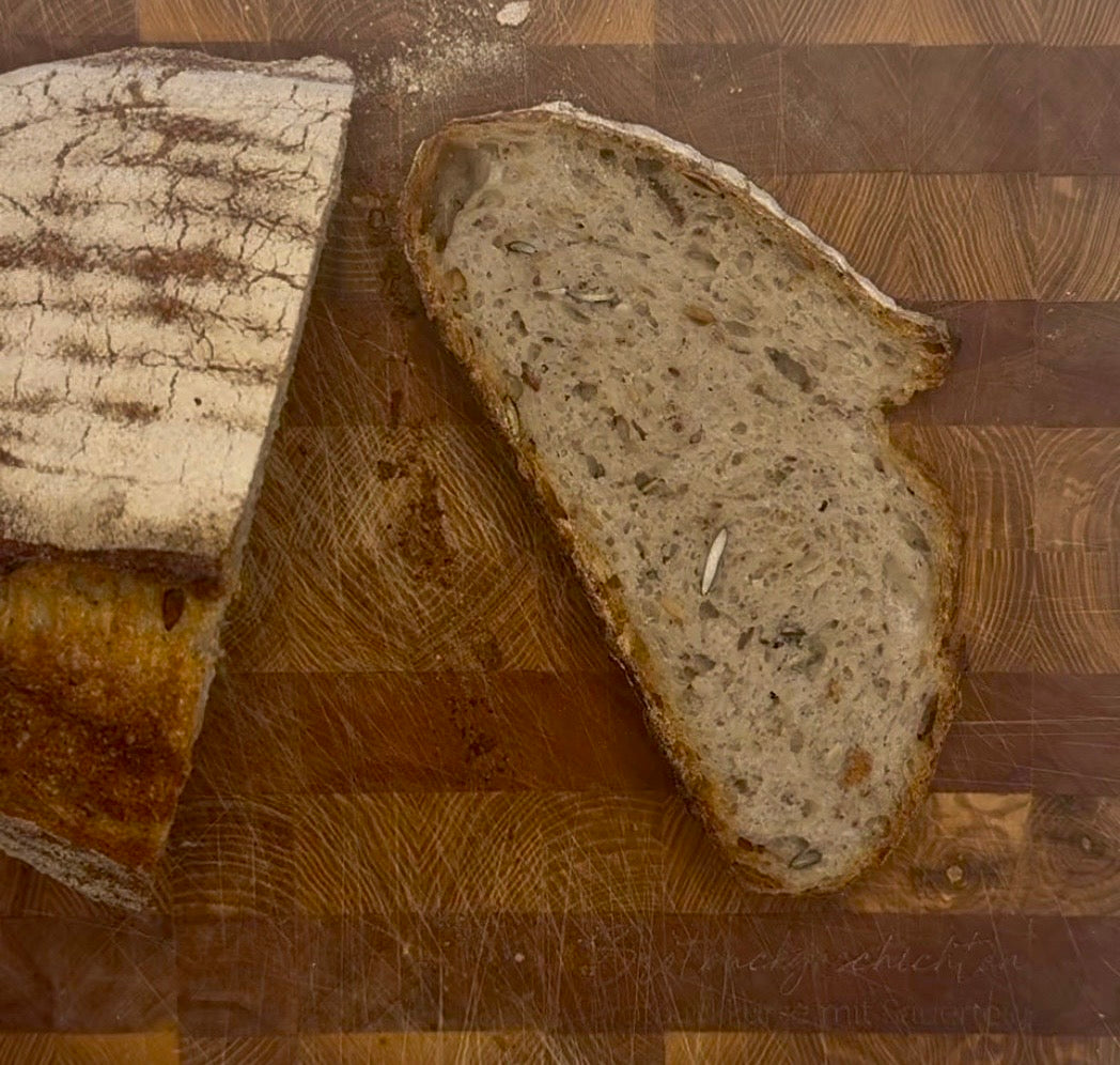Dinkelsauerteigbrot mit Körnern