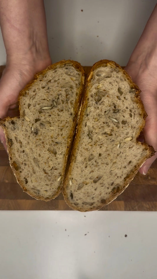 Dinkelsauerteigbrot mit Körnern